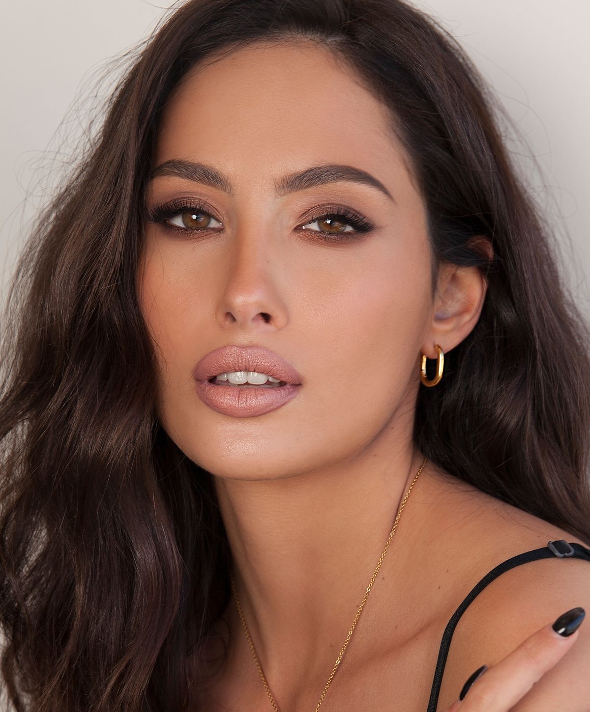 Woman with luscious hair and neutral makeup look.
